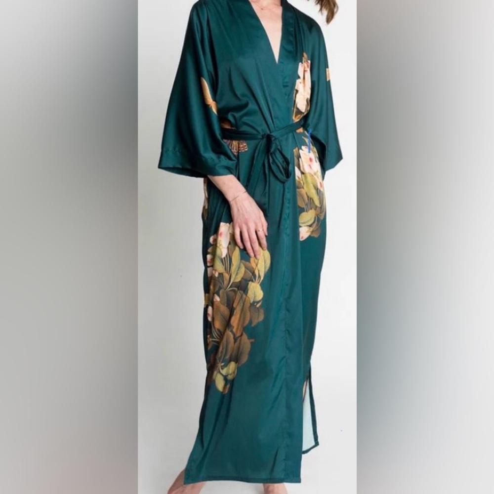 Authentic Japanese Kimono; Geisha & Blossom print. Made in Japan, 100% Cotton, L